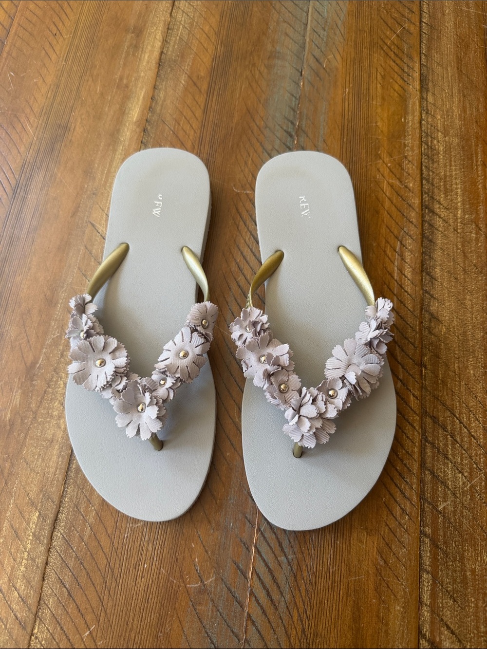 Women’s J.Crew Floral Flip Flop Sandal Shoes 9 Gray Silver - Picture 2 of 4